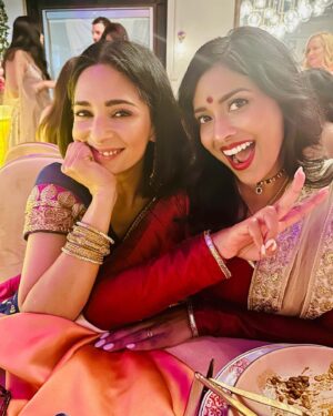 Tiya Sircar Instagram - Diwali Dinner Recap 🪔

🥻 : @thesareeroom 
💄 : yours truly
💎 : Mama Sircar

For tha culture 🇮🇳🪷🕉️🥰