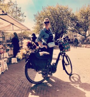 Tjitske Reidinga Instagram - Dank jullie wel 🙏🏽#batavus #wieltotwiel Ik kan eindelijk weer mijn bloemen naar huis fietsen 🚲🚲🚲🎋🌺🪷🌻