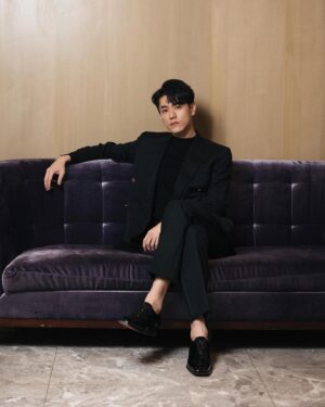 Toby Lee Instagram - 即日起收看 #Netflix 10/28上線新劇 #她和她的她 就可以獲得九宮格的我🤣 大家一定要收看哦❤️ 

Suit : @ralphlauren
Shoes : @louboutinworld
Style : @chenghan_han @aladdinxiao
Make up: @backstagealbee
Hair: @Raten02 @Chicshockhair
Photo: @hellohenryboy
