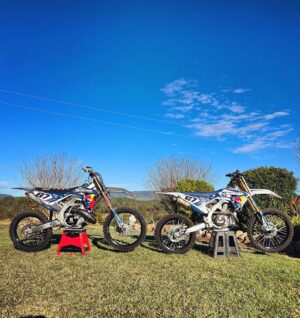 Toby Price Instagram - Two stroke or Four stroke? 500 or 450? Grey or White? 
I can’t decide you tell me 🤷🏽‍♂️
Big thank you to @mxtechsuspension and @chadsoffroadsetups , @eze_race_products , @skda.moto , @monzaimports , @strikeseats.aus for helping with these builds. And FACEBOOK market place 😂 
Bought some bikes and now just time to have fun riding 😝
