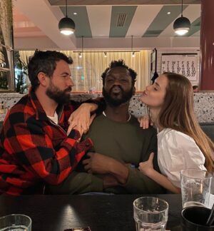Tom Cullen Instagram - Had a bloody lovely time at my pal @jackwhitehall ‘s @foodslut Pop Up with this lot. We posed and ate burgers. It was perfect 📸: @snowskull