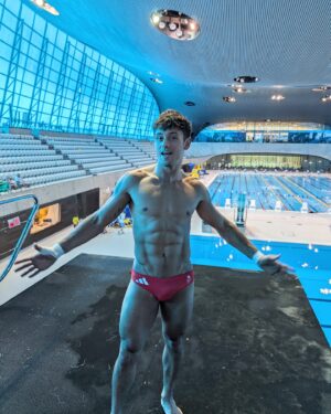 Tom Daley Instagram - Last session in London ✅ Next stop…PARIS! 🇫🇷 💦