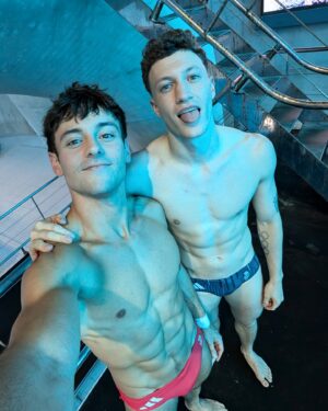 Tom Daley Instagram - Last session in London ✅ Next stop…PARIS! 🇫🇷 💦