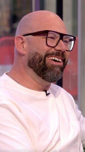 Tom Davis Instagram - @mrbigtomd’s dad is baffled when people ask his son for a selfie 😂

#TheOneShow #iPlayer