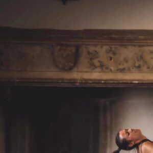 Tom Duquesnoy Instagram - Une nuit magique aux instants purs à @smithhautlafitte 
Un flash du duo de la pièce « Sur le fil » crée par @olga_kosterina pour @assoequilibre , organisation venant en aide aux enfants et parents afin de faciliter et accélérer la procédure de séparation et ainsi isoler les enfants du conflit au plus vite. 
Gratitude à @nassirafeghoul d’avoir matérialiser cette intuition, cet élan du coeur, en concret, en (he)ART 🤍