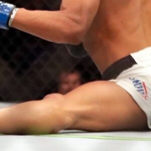 Tom Duquesnoy Instagram - Combat.
Le combat est le moment de la libération. 
Mon conseil est de profiter de chaque moment et des sensations au maximum. C’est une chance de pouvoir transcender son quotidien par le biais d’un art. Il faut en être conscient. Vous allez pouvoir vivre intensément la raison pour laquelle vous aimez ce sport. C’est un moment qui comprend beaucoup de sensations fortes, et rien ne sert, à ce moment-là, de tenter de contrôler ce qui semble nous échapper. Je vous incite à vous relaxer, faites ce qu’il vous est naturel de faire. Tout est en place. Le sort en est jeté. C’est en réalité l’apogée dans votre vie de combattant. L’occasion de répondre à vos questions les plus profondes. Des questions personnelles, professionnelles et philosophiques s’entremêlent. C’est ce que le combat vous offre. Les questions apparaissent et à ce moment-là, concentrez-vous sur vos sensations corporelles pour en subodorer les réponses. 
Profitez!

📚 MMA - Préparez vos combats : Éditions : @edamphora