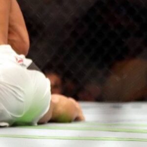 Tom Duquesnoy Instagram - Le sparring est un subtil mélange entre tout ce que vous avez déjà dans votre panel technique et tout ce vers quoi vous devez tendre pour gagner le combat. Il faut être fidèle a soi-même, à son propre style, en appliquant naturellement ce qui a porté ses fruits pour vous jusqu’alors, tout en ayant une porte ouverte sur ce que vous avez pour progresser pendant la préparation. Plus le travail technique en amont a été développé, plus la fenêtre sera grande ouverte pendant le combat et plus la possibilité de gagner sera accrue.

📚 MMA : Préparez vos combats - Editions : @edamphora