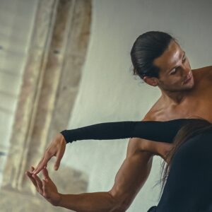 Tom Duquesnoy Instagram - Vivre la divinité c’est vivre ce qui est vécu, sans passer par le prisme des interprétations ou des expériences passées. Trouver la divinité est un mirage car celui qui cherche s’est déjà égaré. Il s’agit de trouver ce que n’est pas divin. Cette divinité se révèle alors par ce que l’on en ignore et non par ce que l’on en sait. La vérité n’a pas de chemin, elle est le chemin. Le désir est l’oeuvre d’un égo qui veut obtenir dans le but d’être. L’élan du coeur ne fait pas les choses pour avoir ni pour être car il EST déjà, sans effort. Il est le mouvement libéré de toute contrainte et objectif. Au-delà de nos propres interprétations, de nos propres avis, de nos propres opinions, il y a un espace, une force. Un espace qui ne peut être décrit ou conceptualiser, qui nous ré(unit) tous, sans profit, sans guerre, sans lutte. Cet espace est disponible à chaque instant pour celui qui peut voir à travers le mental. Il découvre alors cette force parallèle et intemporelle qui guide la forme et nos actions, l’élan du Coeur 🤍