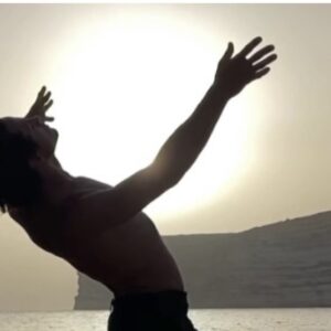 Tom Duquesnoy Instagram - un éveil 
une réalisation 

l’expérience de la félicité 
l’absence de lendemain 

la plus profonde sensation 
celle d’un maintenant 
naguère égaré 
voilé par la torpeur

la précieuse trouvaille
une plénitude en exalte
