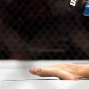 Tom Duquesnoy Instagram - Quelle est ta définition de « philosophie de combat » ? 

Bruno Giuliani : « La pratique de la philosophie est déjà, par elle-même, un combat intérieur. C’est la lutte contre notre propre ignorance, nos illusions, notre bêtise, notre pathologie, notre faiblesse, notre folie. Mais je dirais que la philosophie de combat est l’engagement total dans la réalisation de notre être. On voit souvent la philosophie comme un simple jeu de l’esprit. Pour moi, la philosophie est un guerrier spirituel qui combat la nuit de son ignorance avec la lumière de son esprit. Et, bien sûr, il le fait sans violence : c’est par essence l’amour qui l’anime. Avec toujours la même finalité : la sagesse, qui est de vivre hors de tout conflit, de toute lutte, dans l’harmonie et l’unité. Lao Tseu le résume parfaitement : « Le sage agit généreusement sans combat ». 

Entrevue Bruno Giuliani - 📕 MMA : Préparez vos combats - Editions @edamphora