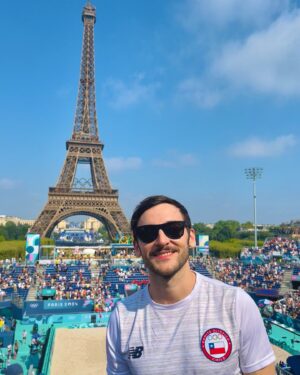 Tomás González Instagram - Gran día en #Paris2024 !!! 
Tuve la suerte de poder comprar entradas para ir a ver a los @primos_grimalt y ganaron! En  unos de los mejores recintos de estos Juegos Olímpicos con la Torre Eiffel de fondo 🤩🤩🤩