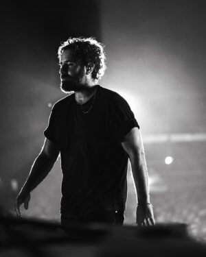 Tommaso Paradiso Instagram - Fa molto caldo, ma vi sto dando tutto. 

📷 @eli.lazze