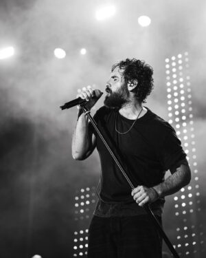 Tommaso Paradiso Instagram - Fa molto caldo, ma vi sto dando tutto. 

📷 @eli.lazze