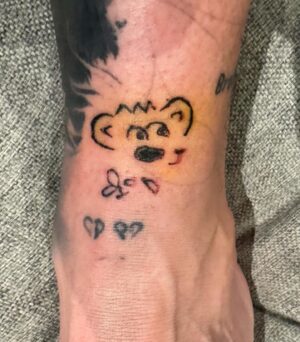 Tommy Little Instagram - Teddy Swims is a fucking legend. Thanks for my mini teddy tatt @teddyswims 🙌🏻 And thanks for the gear/guidance and fan boying with me @bensmithtattoo @ronnycoldcuttstattoo @umbratattoo ❤️❤️❤️ @carrietommyshow (📸 @ronnycoldcuttstattoo)