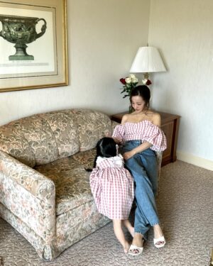 Tomomi Itano Instagram - 🤍🎀🫶🏻
最近、お出かけは娘とRosyお揃いコーデばっかり♪
娘も『ままとおなじー♡』って喜んでくれるので、作り甲斐ある😌💭
ママベビお揃いのお洋服いろいろ私も探したんだけど、
生地が少し安っぽかったり、ベビーのデザイン可愛いのに　
ママのデザインパッとしなかったり。。　いいブランドに出会えず。
Rosyのお洋服は細部まで拘って生地も形も、『自分自身がプライベートでも
着るか！？』ってところを何度も何度も自分と向き合って作っているので
本当にオススメ💕🧁🩰これは私個人の考えだけど、ママだからって
ママっぽい服を選ぶ必要もないと思うの♪スタイル良く見せたいし、
自分らしく、オシャレを楽しむほうが素敵っておもう🙌🏻
みんなも好きな服、自分らしい服着よ？
2投稿でたくさん写真のせるね♡

今ベビママキャンペーン中で、　
【 @rosyluce 】と【 @babyrosyluce 】の
お揃いコーデ対象アイテムを
それぞれ1点以上お買い上げのお客様を対象に
オリジナルビッグトートをプレゼントしちゃうよ🤍
是非サイトチェックしてね🪽

#親子コーデ
#母娘コーデ 
#ベビー服