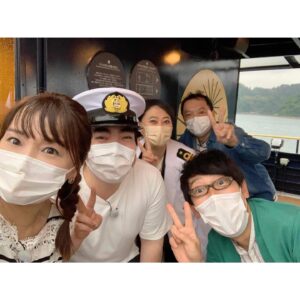 Tomomi Kuno Instagram - 🚃⛴🌸✨

こんばんは♪

久しぶりのフィード更新です！
ストーリーズでは更新しましたが
先週も #BS日テレ #妄想トレイン
ご乗車ありがとうございました( ´ ▽ ` )ﾉ🚃✨
MCの #友近 さんと #礼二 さんに
久野的鉄道の兄・
ダーリンハニー #吉川正洋 さん、
徳ちゃんこと #徳永ゆうき くんとの
実車トレインいかがでしたでしょうか？？😂💦

またまた雨の中のロケでしたけれど🙏🏻☔️、
#千光寺 さんをはじめとした尾道観光や、
#川西康之 さんデザインの #SEASPICA で
久しぶりに島巡りも出来て
島フェチの血も騒ぐ贅沢なロケでした🥰
(さながら台風中継でしたが🤣🤣🤣✨w

アシスタントの久野でない3両編成の時にも
友近さんと礼二さんが沢山遊んでくださり
ファンさんだけでなく
地元の友人たちからも
多くの反響をいただきました😭😭😭✨

#Tver #Hulu でも配信中なので
BS見られない方は是非！
そちらでもご乗車くださいね(*´꒳`*)🚃🌸
https://tver.jp/corner/f0074685

※衣装(トップス)は #frenchpave さんに
お世話になりました♡♡♡
@frenchpave_official @frenchpave_zozotown

さて！今週は、#ホリプロ の大先輩
#榊原郁恵 さんが番組に初乗車下さいます❣️

鉄道好きゲストは、 #NHKラジオ第1
#てつおと でもお馴染みで
すっかり妄想ファミリーでもある
サクソフォーン奏者 #上野耕平 さん🎷

郁恵先輩に、沢山写真を撮っていただいたので
オンエア後またたっぷり公開しますね♡

是非是非！ご期待ください🙌🏻🚂✨

————————————————————————
★ただいま出演中！★
タモリ電車クラブ🚂／BSフジ「鉄道伝説」
テレ東「なないろ日和！」「よじごじDays」

🚃BS日テレ「#友近礼二の妄想トレイン」
毎週月曜 21:00〜

🚃NHKラジオ第1「鉄旅・音旅出発進行！」
毎週金曜 20:05〜 #てつおと

🚃NACK5「スギテツのGNRR」
毎週日曜 朝 6:00〜

🚇4冊目の鉄道本発売中‼️
#東京メトロとファン大研究読本 #カンゼン 刊
#女子鉄アナウンサー #久野知美 著 #南田裕介 監修
Amazonはコチラ(*´꒳`*)🌸
https://www.amazon.co.jp/dp/486255587X
(プロフィールからも飛べます📖)

#鉄道とファン大研究読本
#女子鉄アナウンサー久野知美のかわいい鉄道
#京急とファン大研究読本 もよろしくね🥰
#女子鉄 #鉄道女子 #鉄道 #鉄道好きな人と繋がりたい 
————————————————————————