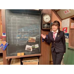 Tomomi Kuno Instagram - こんばんは♪

久しぶりのフィード更新です！
先日も #BS日テレ #妄想トレイン
ご乗車ありがとうございました( ´ ▽ ` )ﾉ🚃✨
徳ちゃんこと #徳永ゆうき くんの
#WESTEXPRESS銀河 からのテンションの
高低差がひどいですよねぇ…😂💦

もちろん、旧大社駅も段取りしてましたが、
過密ダイヤなのでこれでもカットしたのです…😇
次は雨神様にお願いしておかないとです🙏🏻☔️⛩w

#Tver #Hulu でも配信中なので
BS見られない方は是非！
そちらでもご乗車くださいね(*´꒳`*)🚃🌸
https://tver.jp/corner/f0074685

ちなみに、#伊藤壮吾 くんも思うところは
きっとおありだったと思いますが
実はデハニの中で新著
#東京メトロとファン大研究読本 を
購入してくださったお話などしてくれたり
最後までプリンスでした🥳🤴←

キロは、時間の関係で空の旅を
段取りしてくださってました✈️

妄想トレインチームは、手前味噌ですが
デキる女子スタッフさんが多くて
とっっっても信頼しています！！

#友近 さんと #礼二 さんの大切な冠番組ですし
少しでも多くの方にご覧いただいて
長寿番組であれますように
引き続き窓口からのサポート、
そして時にこうした
〝窓口もスタジオも飛び出した〟
ロケ珍道中😂で皆さんに鉄分補給とともに
笑っていただけると嬉しいです♡

今回は、出雲大社で結婚式を挙げた
大事な幼なじみからも
熱ーーーーい感想LINEをもらって
嬉しかった(●'ᴗ'σ)σணღ*

来月・6月でぴったり1年です！！
今後とも末長くよろしくお願いします🥺🚃🌼

さて！来週は、#てつおと でもMCを
ご一緒させていただいていて
新著や #タモリ倶楽部 などなど
お世話になりまくっている
我らが礼央さんこと #土屋礼央 さんと
女優の #若村麻由美 さんと長崎へ！(妄想でw)

是非是非！ご期待ください🙌🏻🚂✨

————————————————————————
★ただいま出演中！★
タモリ電車クラブ🚂／BSフジ「鉄道伝説」
テレ東「なないろ日和！」「よじごじDays」

🚃BS日テレ「#友近礼二の妄想トレイン」
毎週月曜 21:00〜

🚃NHKラジオ第1「鉄旅・音旅出発進行！」
毎週金曜 20:05〜 #てつおと

🚃NACK5「スギテツのGNRR」
毎週日曜 朝 6:00〜

🚇4冊目の鉄道本発売中‼️
#東京メトロとファン大研究読本 #カンゼン 刊
#女子鉄アナウンサー #久野知美 著 #南田裕介 監修
Amazonはコチラ(*´꒳`*)🌸
https://www.amazon.co.jp/dp/486255587X
(プロフィールからも飛べます📖)

#鉄道とファン大研究読本
#女子鉄アナウンサー久野知美のかわいい鉄道
#京急とファン大研究読本 もよろしくね🥰
#一畑電車 は #かわいい鉄道 に掲載♡
#女子鉄 #鉄道女子 #鉄道 #鉄道好きな人と繋がりたい 
————————————————————————