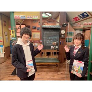 Tomomi Kuno Instagram - こんばんは♪

久しぶりのフィード更新です！
先日も #BS日テレ #妄想トレイン
ご乗車ありがとうございました( ´ ▽ ` )ﾉ🚃✨
徳ちゃんこと #徳永ゆうき くんの
#WESTEXPRESS銀河 からのテンションの
高低差がひどいですよねぇ…😂💦

もちろん、旧大社駅も段取りしてましたが、
過密ダイヤなのでこれでもカットしたのです…😇
次は雨神様にお願いしておかないとです🙏🏻☔️⛩w

#Tver #Hulu でも配信中なので
BS見られない方は是非！
そちらでもご乗車くださいね(*´꒳`*)🚃🌸
https://tver.jp/corner/f0074685

ちなみに、#伊藤壮吾 くんも思うところは
きっとおありだったと思いますが
実はデハニの中で新著
#東京メトロとファン大研究読本 を
購入してくださったお話などしてくれたり
最後までプリンスでした🥳🤴←

キロは、時間の関係で空の旅を
段取りしてくださってました✈️

妄想トレインチームは、手前味噌ですが
デキる女子スタッフさんが多くて
とっっっても信頼しています！！

#友近 さんと #礼二 さんの大切な冠番組ですし
少しでも多くの方にご覧いただいて
長寿番組であれますように
引き続き窓口からのサポート、
そして時にこうした
〝窓口もスタジオも飛び出した〟
ロケ珍道中😂で皆さんに鉄分補給とともに
笑っていただけると嬉しいです♡

今回は、出雲大社で結婚式を挙げた
大事な幼なじみからも
熱ーーーーい感想LINEをもらって
嬉しかった(●'ᴗ'σ)σணღ*

来月・6月でぴったり1年です！！
今後とも末長くよろしくお願いします🥺🚃🌼

さて！来週は、#てつおと でもMCを
ご一緒させていただいていて
新著や #タモリ倶楽部 などなど
お世話になりまくっている
我らが礼央さんこと #土屋礼央 さんと
女優の #若村麻由美 さんと長崎へ！(妄想でw)

是非是非！ご期待ください🙌🏻🚂✨

————————————————————————
★ただいま出演中！★
タモリ電車クラブ🚂／BSフジ「鉄道伝説」
テレ東「なないろ日和！」「よじごじDays」

🚃BS日テレ「#友近礼二の妄想トレイン」
毎週月曜 21:00〜

🚃NHKラジオ第1「鉄旅・音旅出発進行！」
毎週金曜 20:05〜 #てつおと

🚃NACK5「スギテツのGNRR」
毎週日曜 朝 6:00〜

🚇4冊目の鉄道本発売中‼️
#東京メトロとファン大研究読本 #カンゼン 刊
#女子鉄アナウンサー #久野知美 著 #南田裕介 監修
Amazonはコチラ(*´꒳`*)🌸
https://www.amazon.co.jp/dp/486255587X
(プロフィールからも飛べます📖)

#鉄道とファン大研究読本
#女子鉄アナウンサー久野知美のかわいい鉄道
#京急とファン大研究読本 もよろしくね🥰
#一畑電車 は #かわいい鉄道 に掲載♡
#女子鉄 #鉄道女子 #鉄道 #鉄道好きな人と繋がりたい 
————————————————————————
