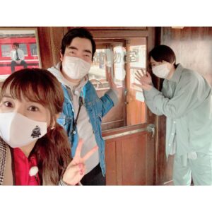 Tomomi Kuno Instagram - こんばんは♪

久しぶりのフィード更新です！
先日も #BS日テレ #妄想トレイン
ご乗車ありがとうございました( ´ ▽ ` )ﾉ🚃✨
徳ちゃんこと #徳永ゆうき くんの
#WESTEXPRESS銀河 からのテンションの
高低差がひどいですよねぇ…😂💦

もちろん、旧大社駅も段取りしてましたが、
過密ダイヤなのでこれでもカットしたのです…😇
次は雨神様にお願いしておかないとです🙏🏻☔️⛩w

#Tver #Hulu でも配信中なので
BS見られない方は是非！
そちらでもご乗車くださいね(*´꒳`*)🚃🌸
https://tver.jp/corner/f0074685

ちなみに、#伊藤壮吾 くんも思うところは
きっとおありだったと思いますが
実はデハニの中で新著
#東京メトロとファン大研究読本 を
購入してくださったお話などしてくれたり
最後までプリンスでした🥳🤴←

キロは、時間の関係で空の旅を
段取りしてくださってました✈️

妄想トレインチームは、手前味噌ですが
デキる女子スタッフさんが多くて
とっっっても信頼しています！！

#友近 さんと #礼二 さんの大切な冠番組ですし
少しでも多くの方にご覧いただいて
長寿番組であれますように
引き続き窓口からのサポート、
そして時にこうした
〝窓口もスタジオも飛び出した〟
ロケ珍道中😂で皆さんに鉄分補給とともに
笑っていただけると嬉しいです♡

今回は、出雲大社で結婚式を挙げた
大事な幼なじみからも
熱ーーーーい感想LINEをもらって
嬉しかった(●'ᴗ'σ)σணღ*

来月・6月でぴったり1年です！！
今後とも末長くよろしくお願いします🥺🚃🌼

さて！来週は、#てつおと でもMCを
ご一緒させていただいていて
新著や #タモリ倶楽部 などなど
お世話になりまくっている
我らが礼央さんこと #土屋礼央 さんと
女優の #若村麻由美 さんと長崎へ！(妄想でw)

是非是非！ご期待ください🙌🏻🚂✨

————————————————————————
★ただいま出演中！★
タモリ電車クラブ🚂／BSフジ「鉄道伝説」
テレ東「なないろ日和！」「よじごじDays」

🚃BS日テレ「#友近礼二の妄想トレイン」
毎週月曜 21:00〜

🚃NHKラジオ第1「鉄旅・音旅出発進行！」
毎週金曜 20:05〜 #てつおと

🚃NACK5「スギテツのGNRR」
毎週日曜 朝 6:00〜

🚇4冊目の鉄道本発売中‼️
#東京メトロとファン大研究読本 #カンゼン 刊
#女子鉄アナウンサー #久野知美 著 #南田裕介 監修
Amazonはコチラ(*´꒳`*)🌸
https://www.amazon.co.jp/dp/486255587X
(プロフィールからも飛べます📖)

#鉄道とファン大研究読本
#女子鉄アナウンサー久野知美のかわいい鉄道
#京急とファン大研究読本 もよろしくね🥰
#一畑電車 は #かわいい鉄道 に掲載♡
#女子鉄 #鉄道女子 #鉄道 #鉄道好きな人と繋がりたい 
————————————————————————