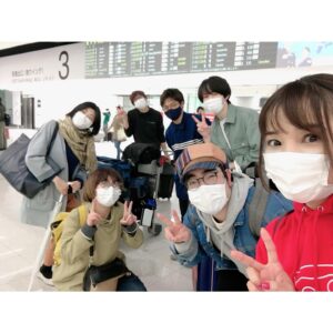 Tomomi Kuno Instagram - こんばんは♪

久しぶりのフィード更新です！
先日も #BS日テレ #妄想トレイン
ご乗車ありがとうございました( ´ ▽ ` )ﾉ🚃✨
徳ちゃんこと #徳永ゆうき くんの
#WESTEXPRESS銀河 からのテンションの
高低差がひどいですよねぇ…😂💦

もちろん、旧大社駅も段取りしてましたが、
過密ダイヤなのでこれでもカットしたのです…😇
次は雨神様にお願いしておかないとです🙏🏻☔️⛩w

#Tver #Hulu でも配信中なので
BS見られない方は是非！
そちらでもご乗車くださいね(*´꒳`*)🚃🌸
https://tver.jp/corner/f0074685

ちなみに、#伊藤壮吾 くんも思うところは
きっとおありだったと思いますが
実はデハニの中で新著
#東京メトロとファン大研究読本 を
購入してくださったお話などしてくれたり
最後までプリンスでした🥳🤴←

キロは、時間の関係で空の旅を
段取りしてくださってました✈️

妄想トレインチームは、手前味噌ですが
デキる女子スタッフさんが多くて
とっっっても信頼しています！！

#友近 さんと #礼二 さんの大切な冠番組ですし
少しでも多くの方にご覧いただいて
長寿番組であれますように
引き続き窓口からのサポート、
そして時にこうした
〝窓口もスタジオも飛び出した〟
ロケ珍道中😂で皆さんに鉄分補給とともに
笑っていただけると嬉しいです♡

今回は、出雲大社で結婚式を挙げた
大事な幼なじみからも
熱ーーーーい感想LINEをもらって
嬉しかった(●'ᴗ'σ)σணღ*

来月・6月でぴったり1年です！！
今後とも末長くよろしくお願いします🥺🚃🌼

さて！来週は、#てつおと でもMCを
ご一緒させていただいていて
新著や #タモリ倶楽部 などなど
お世話になりまくっている
我らが礼央さんこと #土屋礼央 さんと
女優の #若村麻由美 さんと長崎へ！(妄想でw)

是非是非！ご期待ください🙌🏻🚂✨

————————————————————————
★ただいま出演中！★
タモリ電車クラブ🚂／BSフジ「鉄道伝説」
テレ東「なないろ日和！」「よじごじDays」

🚃BS日テレ「#友近礼二の妄想トレイン」
毎週月曜 21:00〜

🚃NHKラジオ第1「鉄旅・音旅出発進行！」
毎週金曜 20:05〜 #てつおと

🚃NACK5「スギテツのGNRR」
毎週日曜 朝 6:00〜

🚇4冊目の鉄道本発売中‼️
#東京メトロとファン大研究読本 #カンゼン 刊
#女子鉄アナウンサー #久野知美 著 #南田裕介 監修
Amazonはコチラ(*´꒳`*)🌸
https://www.amazon.co.jp/dp/486255587X
(プロフィールからも飛べます📖)

#鉄道とファン大研究読本
#女子鉄アナウンサー久野知美のかわいい鉄道
#京急とファン大研究読本 もよろしくね🥰
#一畑電車 は #かわいい鉄道 に掲載♡
#女子鉄 #鉄道女子 #鉄道 #鉄道好きな人と繋がりたい 
————————————————————————