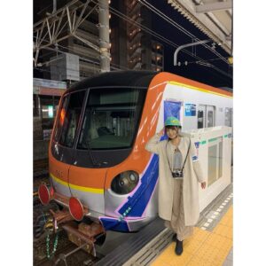 Tomomi Kuno Instagram - 🙌🏻🚇✨.
ツイッターやブログ、ラジオなどでは
お知らせをさせて頂いておりますが
今月12日(金)、なんと！
4冊目となる我がコ…もとい書籍が
株式会社 #カンゼン さんから
発売となりました！！🚃📖

今回は、もともと地下鉄をテーマに
1冊つくりたい！という企画案が
出ておりまして
まずは東京メトロさんへ、と
ご挨拶に伺ったところ
メトロさんの方から
「せっかくなら全面協力しますので
　うちだけでやらせてください！」と
おっしゃっていただき
多大なるご協力を賜りました🚇✨

コロナ禍で、取材もどうなるかと
なかなか厳しい中ではあったのですが
5月の緊急事態宣言明けから
車両基地全制覇からスタート！！

今回の作品は、東京メトロさんのご厚意で
〝全容が見えにくい〟地下鉄だからこその
できる限り多くの現場へ！という
多くのリクエストを
ほぼ全部叶えていただきました！

のべ、50名以上のメトロスタッフさんに
お話を伺っているので
ひとの顔が見えるこれまでにない
書籍になっていることと存じます。

その中には、かつてタモリ電車クラブで
南田チーフと相互乗り入れしていた
〝マネージャーさんから
　東京メトロにお乗り換え〟した
かの有名な東出さんもいらっしゃいます！！

おなじみ芸能界でご活躍のゲストの皆さんには
#土屋礼央 さん、#能町みね子 さん、
#スーパーベルズ #野月貴弘 さんと
毎度のことながら超豪華😳🌸

礼央さんには、#カメパ で
次の作品に出ていただきたいと
リクエストしたところ
本当にご快諾いただき、
かわいい鉄道では帯をお願いし、
今回の作品では企業努力鉄さんとして
企業戦士なスジ屋さんに
一緒にインタビューをしていただきました！

おなじみ人生路線図は、
東京メトロさんでよく使っている
駅を自分の人生と重ね合わせて
もらうという荒技に！？

こちらも、タモリ倶楽部にも
#もじ鉄 さんとしてご出演の
#石川祐基 さんに
今回もお世話になりました！(●'ᴗ'σ)σணღ*🌸

編集は、安定の優しさ200パーセント
滝川さん！
ライターさんには、1冊目の書籍
#鉄道とファン大研究読本 を
刊行するご縁をくださった
キンさんをはじめとした
お馴染みの皆さま🥰🚃🌸

17000系の甲種輸送に
密着させていただいたり、
回送列車に乗せていただいたり、
研修センターに潜入した模様など
載せきれないほどの取材を
それはもう驚くほど
日々たくさんさせていただきました！

今回も、監修は南田チーフにお願いし
時に喧嘩しながら
いいものをつくりました。笑

妥協は一切しない、
手抜きは伝わるから。

いろんなこだわりを尊重してくださった
書籍制作チームの
皆々様には心から感謝です🥰

既に #書泉グランデ さんの
サイン本は追加みたい😭✨

ひとりでも多くの方の
お手に渡りますとしあわせです。

4冊目の我がコも、
どうぞよろしくお願いいたします(*´꒳`*)

#東京メトロとファン大研究読本
#久野知美 著 #南田裕介 監修

————————————————————————
★ただいま出演中！★
タモリ電車クラブ🚂／BSフジ「鉄道伝説」
テレ東「なないろ日和！」「よじごじDays」

🚃BS日テレ「友近・礼二の #妄想トレイン」
毎週月曜 21:00〜

 🚃NHKラジオ第1「鉄旅・音旅出発進行！」
毎週金曜 20:05〜 #てつおと

🚃NACK5「スギテツのGNRR」
毎週日曜 朝 6:00〜

#東京メトロとファン大研究読本
Amazonはコチラ(*´꒳`*)🌸
https://www.amazon.co.jp/dp/486255587X

#鉄道とファン大研究読本
#女子鉄アナウンサー久野知美のかわいい鉄道
#京急とファン大研究読本(カンゼン)もよろしくね🥰
————————————————————————