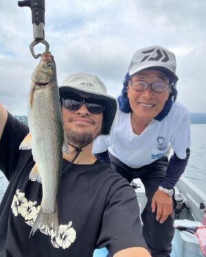 Tomoya Nagase Instagram - #1ロッド
#1ルアー
#2バイト
#1キャッチ
#ジギング
#ウグイ
#テルさん
#オレ
#スマイル
#以上