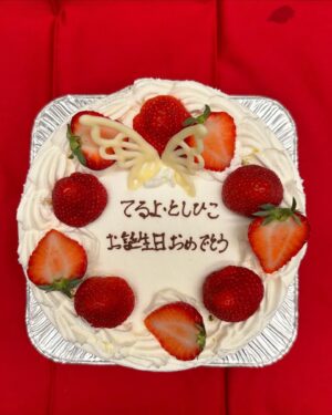 Tomoyo Kurosawa Instagram - 🎂

家族の誕生日会がありました。
みんなでお祝いするって、こんなにも多幸感があるものなのかと驚いた。
誕生日、大切にしていこう。
ありがとうをたくさん伝えられる、特別な日でした。