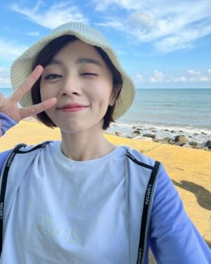 Tong Wang Instagram - 哇哇哇～最近的天氣🌞
真的是要融化了啦

注意防曬，多喝水💦❤️

牛仔褲 @merci.820 
#愛的榮耀 #王瞳 #民視八點檔 #曾子益