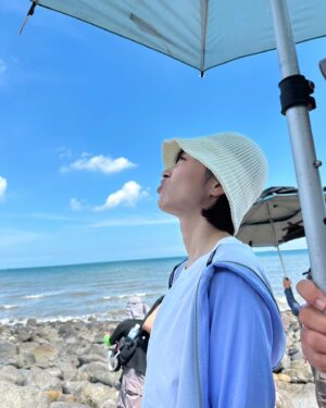 Tong Wang Instagram - 哇哇哇～最近的天氣🌞
真的是要融化了啦

注意防曬，多喝水💦❤️

牛仔褲 @merci.820 
#愛的榮耀 #王瞳 #民視八點檔 #曾子益