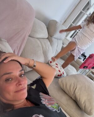 Toñi Moreno Instagram - Secuencia: el cachorro busca a su mamá para besarla. Me dicen que esto también pasará y llegará el momento en el que no será tan cariñosa … cuando llegue ese puente lo cruzaremos. Ahora disfruto.