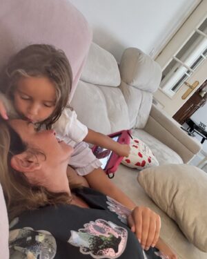 Toñi Moreno Instagram - Secuencia: el cachorro busca a su mamá para besarla. Me dicen que esto también pasará y llegará el momento en el que no será tan cariñosa … cuando llegue ese puente lo cruzaremos. Ahora disfruto.