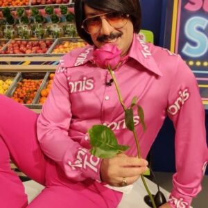 Tonis Sfinos Instagram - Fashion icon για προσκύνημα...Όταν ο Τονις λανσάρει μόδα τα παγώνια ντρέπονται και τα φλαμιγκοζ κλαίνε. #smell_my_louloudaki #come_on_smell_it #αγριο_αλλα_και_ήμερο_ροζ_εναρμονισμενα_θεσπέσια #οταν_η_barbie_έντρομη_αντικρυσε_τον_Τονι_ορθια_σηκωθηκε_και_πηδηξε_απτο_μπαλκονι #γκελ_εκανε_στην_απο_κατω_τεντα_δεν_αντεξε_δεν_χωνεψε_του_Τονι_αυτη_τη_κέντα #πως_την_πετσόκοψε_έτσι_ο_barbies #δροσερος_ροζουλής_πανθηρας