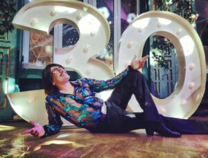 Tonis Sfinos Instagram - Σε 18 χρόνια κλείνουμε 30 χρόνια επιτυχίες και είπαμε να το γιορτάσουμε αύριο με ένα τραπέζωμα ο καθένας όπου θέλει, κερνάει ο Τόνις!! Στείλτε μου τον λογαριασμό και γω θα ξηγηθώ κύριος θα το τακτοποιήσω θα το φροντίσω επί τόπου. Απλα πείτε στον σερβιτόρο το όνομα μου. Τώρα αν δεν γίνει κάτι έχουμε μπροστά μας χρόνια να το ξανακανονισουμε. Σε 10 χρονια που θα γιορταζουμε τα 40 :-) promise  #theletterco #ρε_πως_τα_λεει_το_πιδι #ειναι_ενας_αυτος #ειναι_ενας_ατιμουτσικος #ειναι_ενας_λαλακης #ειναι_ειναι_ειναι... #αυριο_σπιτι_σας #γιατι_εγω_σας_το_ζητησα #γιατι_εσεις_το_ζητησατε_να_σας_το_ζητησω #γιατι_ζητατε_τετοια_πραματα? #ντροπης