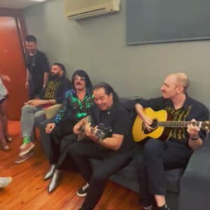 Tonis Sfinos Instagram - Αυτά γίνονται κάθε ΠαρασκευοΣάββατο στα καμαρίνια και αυτό βγαίνει και παραόξω !! Ετοιμαστείτε έρχεται ντίσκο-μπουζουκι party με @panoskiamos_official να τραγουδάει Hot Stuff κ Sfinos Χωρίς Νερό i can, without you i cannot 😂😂❤️ #posidonio #armonio