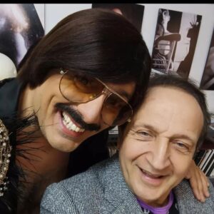 Tonis Sfinos Instagram - Τσα! Ποιόν σας εχω 'γω? Για πολύ καλο σκοπό, τον οποίο θα μάθετε προσεχώς, έγινε μια φωτογράφιση στην οποία συμμετείχε και ο αγαπημένος γλυκύτατος Σπύρος! Ο πρόεδρος είναι λεβεντιά και έρχεται φωτογραφία φωτιά... #αναστατωθηκες? #αγωνιάς? #καλυτερα_αποψε_να_μην_φας #κοτοπουλα_βοκτας #μαμα_τελειωσε_ο_αρακας_ας_ας_ας_ας