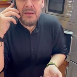 Tonis Sfinos Instagram - Όταν το νέο cd σου… ΠΕΤΑΕΙ!!! Το είπε και ο γιατρός @tonisfinos #newalbum #panoskiamos #tonisfinos #ogiatros #tsaitouvounou #asxeto