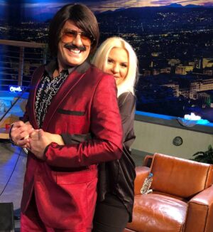 Tonis Sfinos Instagram - Μα τι έχει επιτέλους ο Τόνις και τα τραβάει τα τσικάκια έτσι?? Η Αννιτα απαντάει #ανοιχτα σε πολλά ερωτήματα που της θέτω αποψε 23:30 στο Open και λιυνιει το μυστήριο.... Προσοχή γιατί ειναι ακρως ακαταλληλο και καυτό 🌶️🌶️🌶️