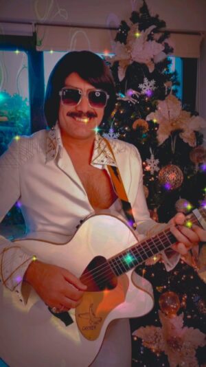 Tonis Sfinos Instagram - The King wishes you Happy New Year!! Και όπως λένε και στο Ελλάδα : "To enter you good", δηλαδή να σας μπει καλά, το νέο έτος!! 😜😜 Καλή Χρονιά ρέιιιι, υγειά, δουλειά, και γέλια πολλά για το 2023 ❤️🎄 Σας αγαπώ πω πω πω πω #elvispresley #elvis_απτα_lidl #greek_kalanda #astoria #queen #manhattan #tzitzifies #ρουντολφ_ο_ελαφίνος #ελβις_ο_Σφίνος #τσακπινος