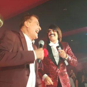 Tonis Sfinos Instagram - Θυμάμαι την πρωτη φορά που ήθελα να συνεργαστούμε μου είπες στο τηλέφωνο :"θελω να σε γνωρισω απο κοντά να δω τι άνθρωπος εισαι.." και έτσι έγινε. Μακάρι να σε γνώριζα πολλά χρόνια πριν και να χόρταινα την φιλία μας αλλά κρατώ το ζεστό σου χαμόγελο την καλή σου καρδιά και κατάλαβα και γω τι άνθρωπος ήσουν. Σε αγκαλιάσαμε με τα τραγούδια σου και το ήθος σου θα εισαι παντα δίπλα στη σκηνή μαζι μας... Καλό ταξίδι φιλε...