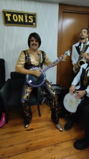 Tonis Sfinos Instagram - Όταν έχουμε έμπνευση όλα γίνονται, όπως ηπειρώτικα τραγούδια σε country παίξιμο και αμερικάνικο άκουσμα. Έρχονται και άλλα! #παργας_τον_ανηφορο #το_φεγγαρι_κανει_βολτα #δεν_μπορω_μανουλαμ #ασε_με_μανουλαμ #ελα_μουμανουλαμ #τι_θες_μανουλαμ #ωχ_αλεξω