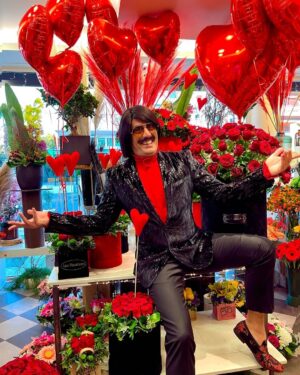Tonis Sfinos Instagram - Valentine’s Giveaway ♥️
Απο τότε που γεννήθηκε ο Τονις γιορτάζεται ο έρωτας! Ο Βαλεντίνος ήρθε 2ος αλλά έχε χάρη που ο Τονις είναι λαρτζ και γόης. Ως γνησιος playboy λοιπόν και ερωτεύσιμος, αποφάσισα σε συνεργασία με το αγαπημένο μου ανθοπωλείο @lesfleuristesgr να δώσουμε σε έναν τυχερό ή μία τυχερή, ένα υπέροχο δώρο για την ημέρα του Αγίου Βαλεντίνου που πλησιάζει! Γιορτάστε την ημέρα των ερωτευμένων με μία πολυτελή, βελούδινη καπελιέρα γεμάτη κόκκινα τριαντάφυλλα 🌹

Μπες στον διαγωνισμό:
1️⃣ Follow @tonisfinos & @lesfleuristesgr
2️⃣ Like στο post 
3️⃣ Tag 1 φίλο-η σου ή το ταίρι σου! Όσο περισσότερα σχόλια κάνεις, τόσο πιο πολλές πιθανότητες έχεις για να κερδίσεις! 

Ο διαγωνισμός λήγει στις 12 Φεβρουαρίου και τα αποτελέσματα θα ανακοινωθούν την ίδια μέρα ❣️