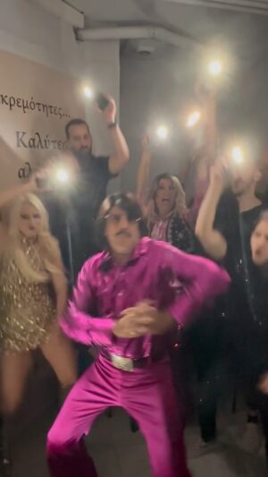 Tonis Sfinos Instagram - Εχτές εκεί που καθομασταν έπεσε το ρεύμα . Νομίζαμε ότι δεν μας βλέπει κανείς. Κάποιος εφρε κουβέντα για τις χορευτικές του φιγούρες. Όλοι διαφωνησαμε ότι του καθενός είναι οι καλύτερες . Αποτέλεσμα? Ξεκινησαμε group θεραπι... #benjaminsdeli #darkchallenge #αχουταμωρε #δενπανκαλά #υπαρχει_θεμα #φαινεται_και_στο_σκοταδι #αμολατε_τους #εσωτερικευμένα_προβληματα #δυσκολία_ωριμανσης #παλιμπαιδισμος #κρατικη_σχολη_χορου_ραλλου_μανου #μπαλετική_βραδιά #χοροεσπεριδα_2ας_γυμνασιου #χουφτωματακι_ευκολο