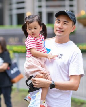 Tony Hung Instagram - 上星期六同 @inez_leong @mollynamberyl amber一齊幫願望成真基金賣旗籌款，之前一星期已經開始練習😏😏😏😏 佢都好識做😍

希望可以幫助更多重病兒童實現願望💫今次係Amber第一次賣旗，亦係一個好好嘅experience俾我哋一家人參與義工服務。

希望大家都可以多多支持 @makeawishhk，藉住願望成真嘅體驗鼓勵病童勇敢面對病情，放下病患憂慮，為生活帶來正能量💪🏻

#願望成真基金 #MakeAWishHK #願望成真賣旗日 #MAWFlagDay #願望就是希望 #WishIsHope