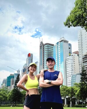 Tony Hung Instagram - 全馬進發，每朝早俾老婆虐練
嚟緊會跑全馬，得三個月時間準備，而最重要就係我從來未跑過全馬，半馬都係僅僅完成，同老婆講，佢就話：「不要問我為什麼跑步，問你自己為什麼不跑？」🫣 好
#全馬 #跑步人生 

@inez_leong @fasunwht 一齊努力