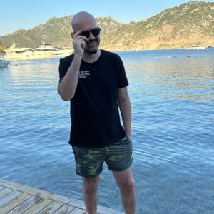 Toygar Işıklı Instagram - Deniz görmeden yaşayamıyorsan, sen eşittir ben demektir. 
📷: @aylinisikli1