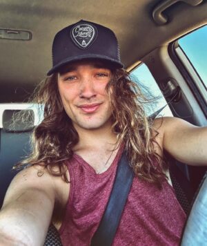 Travis Cormier Instagram - I hope you’re all having a great weekend ✌🏻🖤