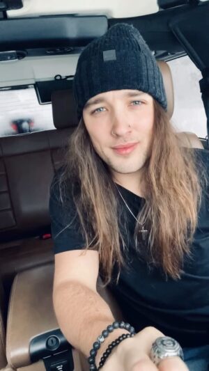 Travis Cormier Instagram - Lips of an angel 🖤 @hindermusic 

#hinder #lipsofanangel #singing #singer #music #rock #love
