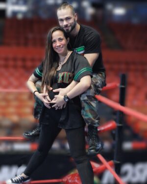 Travis Gordon Instagram - Kai : Tu momento a llegado( estamos a horas , días o semanas ) ,  es hora de salir a la superficie y liberar tu poder. 

La energia que tanto entregamos,  lo transfamos en amor y  bondad para ti .

Dejamos nuetras heridas y alzamos la vista al cielo, donde esta tu creacion .

Estas a punto de salir a la luz del sol y la luna. Oír el sonido de la naturaleza,  el canto de las aves. Admirar la luz y la oscuridad porque ambas nos rodean y forman parte de nuestro ser. 

Bienvenida seas “ Kai “ a esta nueva vida. Abrazamos a nuestros ancestros,  nuestro  pasado y nuestro presente, añorando en el futuro tener libertad, paz , crecimiento y espiritualidad a tu lado.

Papá y mamá han creado un universo entero para ti , agradeciendo a la vida por darnos  las herramientas, el valor y las fuerzas para abrir los ojos ante esta nueva realidad y con regocijo agradecemos que tu mi niña , mi bebé  que tanto papá y mamá soñamos y y planeamos para que te hicieras realidad , nos escogieras como tus padres . 

Gracias Gracias Gracias

📸 : @cristian2222