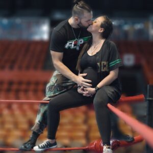 Travis Gordon Instagram - Cuando dos almas que se encuentran y se reconocen nunca se sueltan, ni con la distancia, ni con el silencio, ni con las transiciones de la vida.

En este plano hicimos magia ! 
Creamos en base del amor un milagro ! 

Esta bebé es camino, es es tierra , es oleaje , es aire , es fuego ! 

Mi niña preciosa , nuestra princesa , nuestra conexión con la espiritualidad , con el universo …

Papá y mamá no cabemos de la emoción de saber que ya estás a horas , días o semanas de llegar ! 

Te amamos!

📸 :  @cristian2222