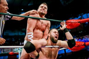 Travis Gordon Instagram - Así se vivió el mano a mano que sostuvieron en el #SábadoDeColiseo, @theflipgordon y @angeldeorocmll, donde el norteamericano se apoderó de la victoria tras una extenuaste batalla. 
 📸 @elfotografodelasluchas 

#CMLL #LuchaLibre #LuchaLibreMexicana #LuchaLibreCMLL #ArenaMexico #Luchador #Wrestling #MexicanWrestling #follow